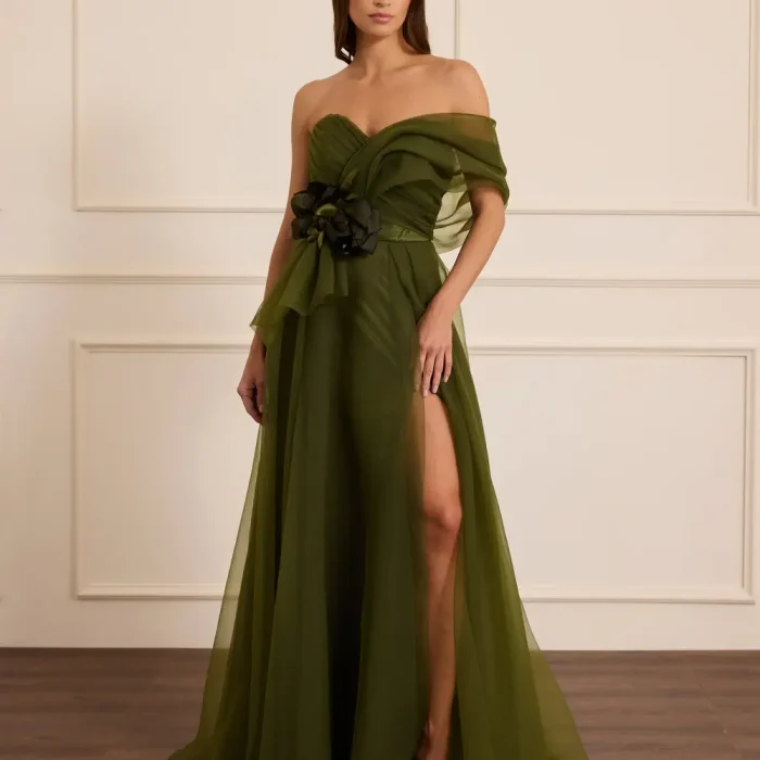 Çiçek Aksesuarlı Yırtmaçlı Abiye