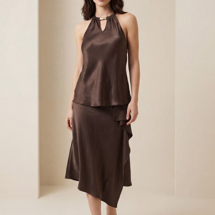 Sütlü Kahve Yakada Pencere Ve Aksesuar Detaylı Askılı Bluz